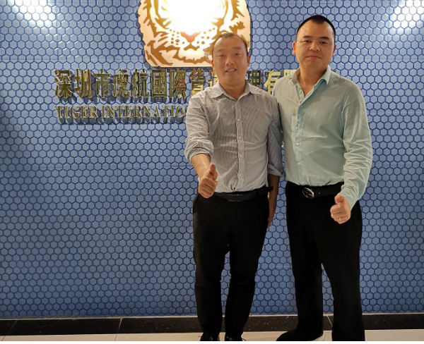 深圳市某貨運(yùn)代理公司運(yùn)輸香港合作圓滿完成，合影留念