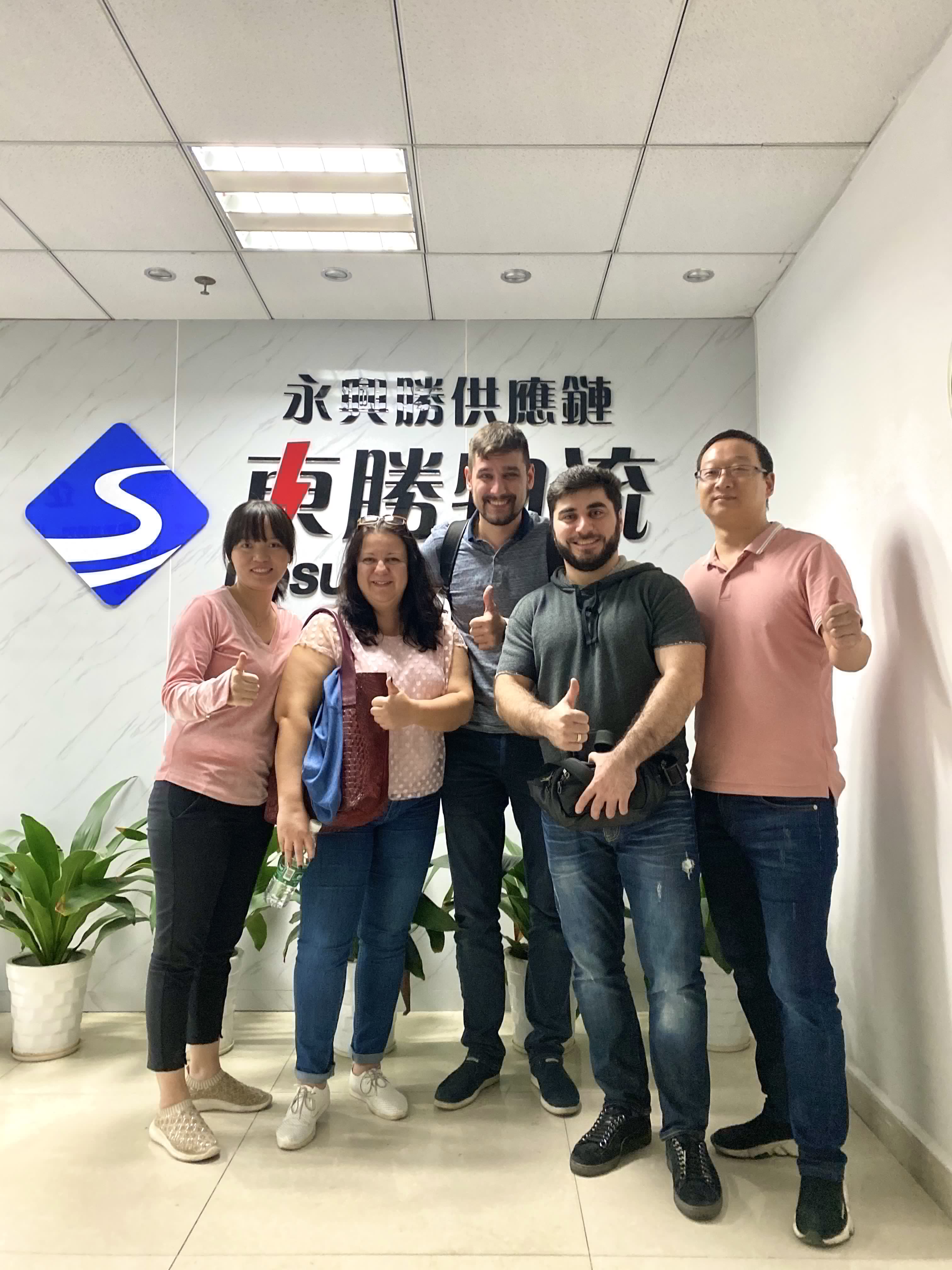 英國客戶合影留念--飛利浦藍(lán)牙耳機(jī)香港進(jìn)出口運(yùn)輸圓滿達(dá)成